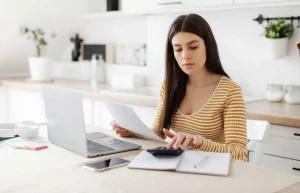 Kobieta przed komputerem