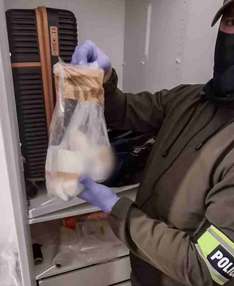 Policjant trzymający narkotyki/ CBŚP