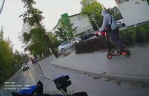 Nastolatek na hulajnodze