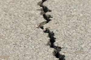 Pęknięcie w drodze