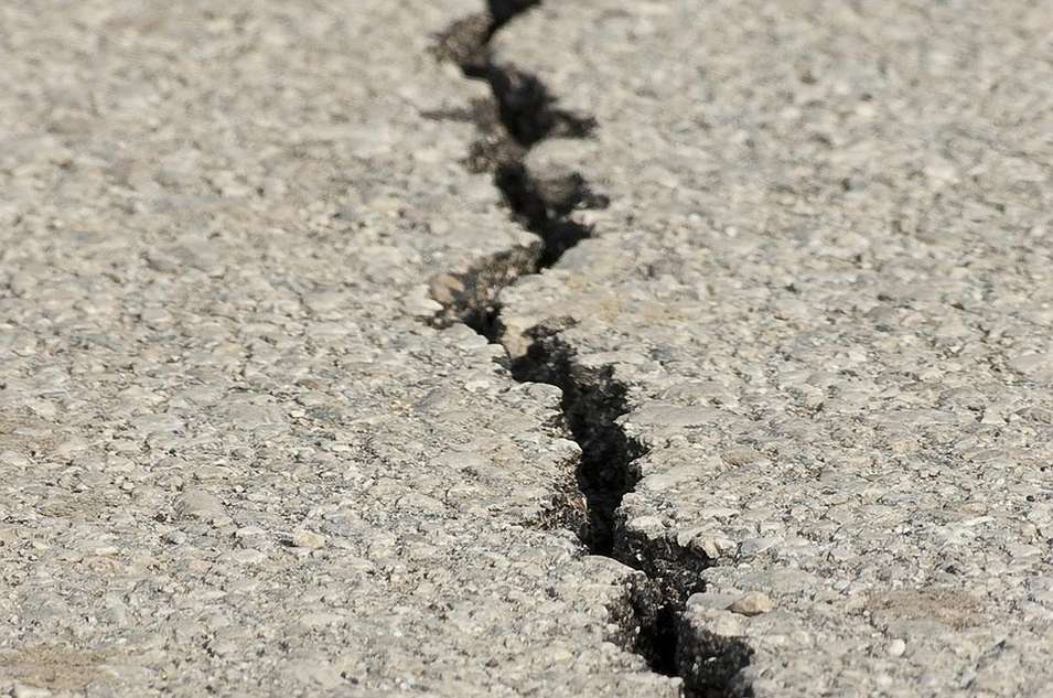 Pęknięcie w drodze