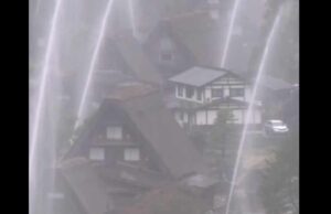 Liczne strumienie wody z armatek strażackich