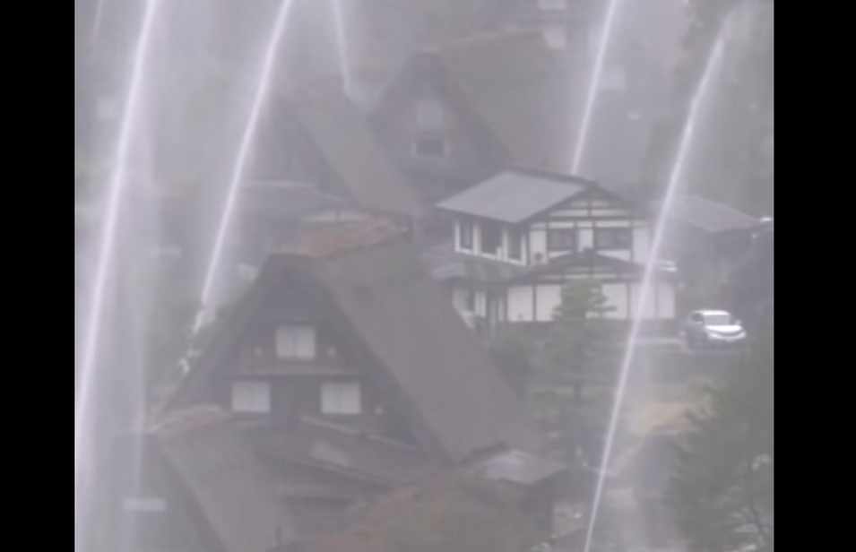 Liczne strumienie wody z armatek strażackich