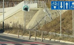 Zniszczony znak w Krakowie