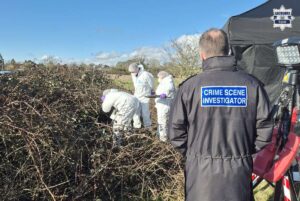 Śledczy w miejscu zbrodni