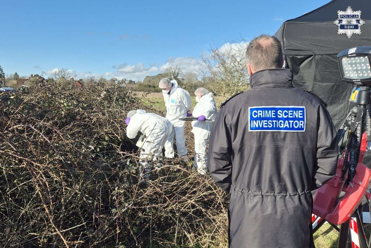 Śledczy w miejscu zbrodni